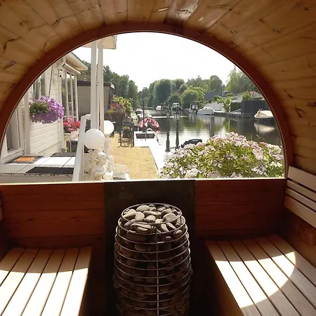 Domek alpejski With Waterfront Sauna And Boat *