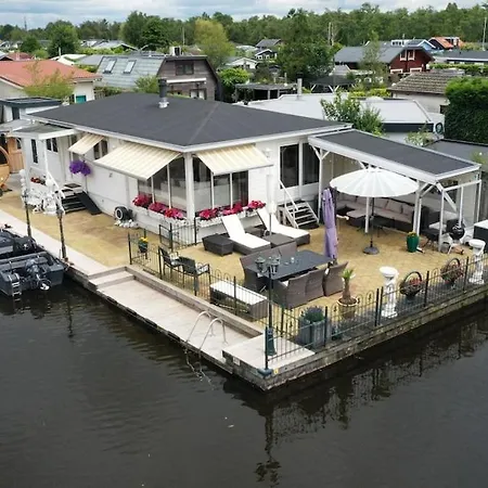 With Waterfront Sauna And Boat Domek alpejski