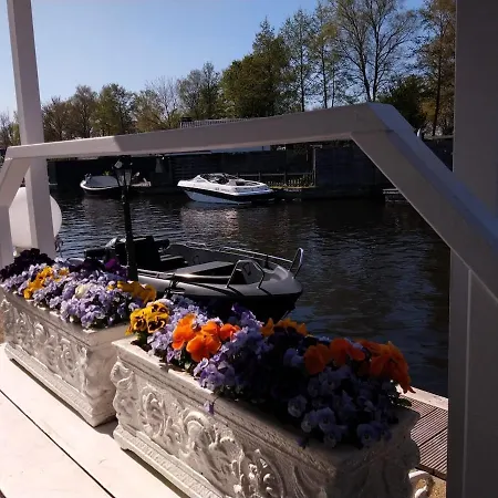 Domek alpejski With Waterfront Sauna And Boat *