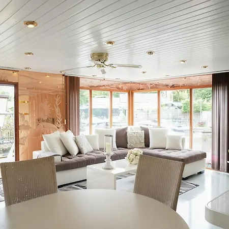 Domek alpejski With Waterfront Sauna And Boat *